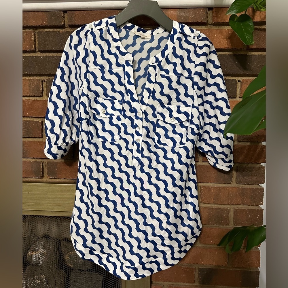 🛍️  cutest blouse is half button with two cute pockets. Excellent condition.